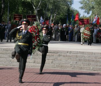 Венки и цветы — к Вечному огню