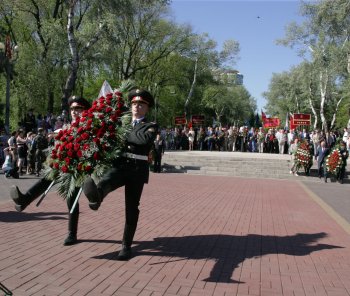 Венки и цветы — к Вечному огню