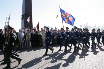 Венки и цветы — к Вечному огню