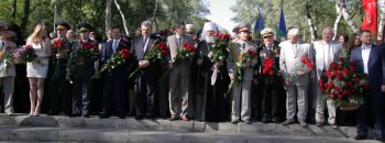 Венки и цветы — к Вечному огню