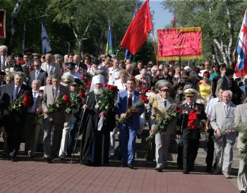 Венки и цветы — к Вечному огню