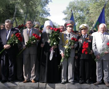 Венки и цветы — к Вечному огню