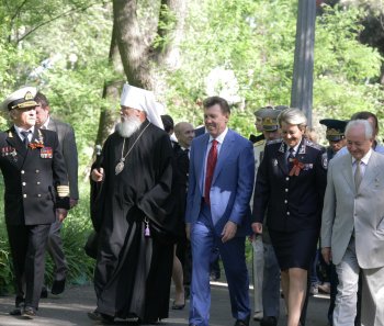 Венки и цветы — к Вечному огню