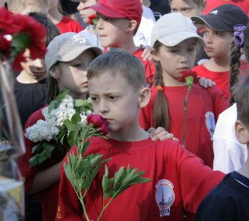 Венки и цветы — к Вечному огню