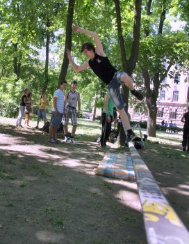 Одесские слэклайнеры тренируются по роликам на Уou Tube