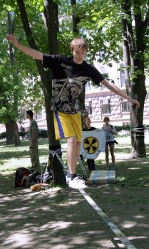 Одесские слэклайнеры тренируются по роликам на Уou Tube