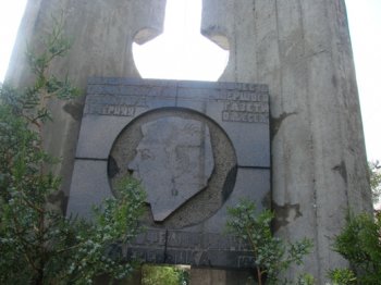 Неизвестные вандалы осквернили памятник Борису Деревянко