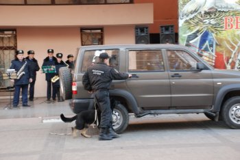 Телохранители на скорость будут искать взрывчатку в автомобиле