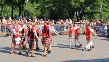 В Одессе прошел яркий праздник этнографических хороводов (Фото)