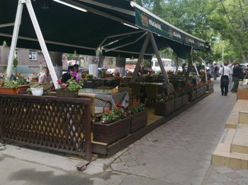 В центре Одессы владельцы кафе сами демонтировали летнюю площадку