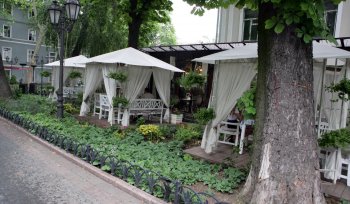Горсад теперь стал похож на Дерибасовскую: Cплошные кафе и рестораны (фото)