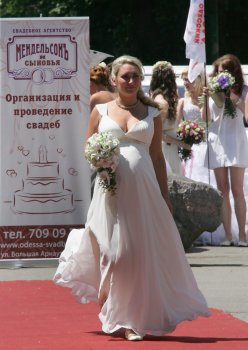 В Одессе сегодня невесты ходили… парадом