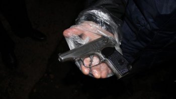 Отморозок накинулся на даму в баре и даже выстрелил из пистолета