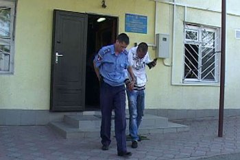 Злоумышленник сорвал с шеи женщины золотую цепочку, но увидев правоохранителей, свою добычу ... съел