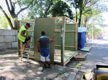 В Одессе продолжается демонтаж незаконно установленных сооружений