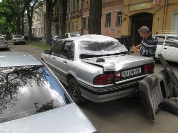 На ул. Нежинской на проезжей части валяются электропровода (фото)