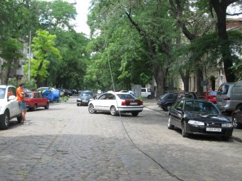На ул. Коблевской всюду электропровода, а под завалами «Chery Tiggo» (фото)