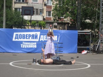 Народный депутат Украины Геннадий Труханов поздравил детей с праздником