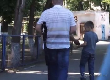 Гражданину на джипе, который тыкал ребенка в фекалии объявлено о подозрении