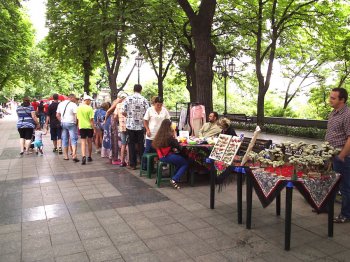 На Приморском бульваре бурлит торговля