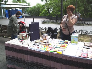 На Приморском бульваре бурлит торговля