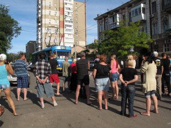 Жители Колонтаевской улицы перекрыли дорогу из-за отключения электричества