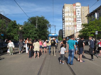Жители Колонтаевской улицы перекрыли дорогу из-за отключения электричества