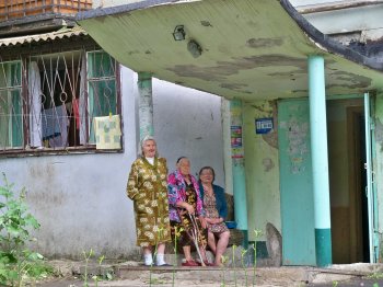 На Капитана Кузнецова продолжаются работы по освобождению дома №99 от рухнувшего тополя