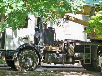 На Капитана Кузнецова продолжаются работы по освобождению дома №99 от рухнувшего тополя