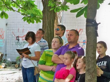 На Капитана Кузнецова продолжаются работы по освобождению дома №99 от рухнувшего тополя
