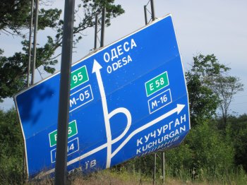 На обочине трассы Одесса-Киев до сих пор валяются сорванные бурей рекламные щиты