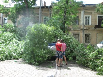 Одесский мэр опять оскандалился:  Со стихией он, как оказалось, «боролся» в ночном клубе