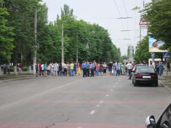 Жители 10-го квартала перекрыли ул. Космонавтов