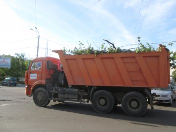Жители 10-го квартала перекрыли ул. Космонавтов