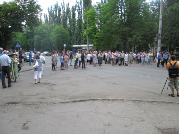 Жители 10-го квартала перекрыли ул. Космонавтов
