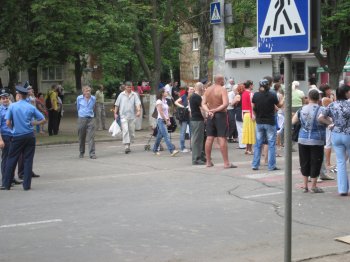 Жители 10-го квартала перекрыли ул. Космонавтов