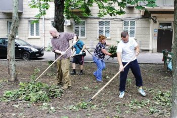 Одесситы вышли на субботник по ликвидации последствий стихии