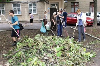 Одесситы вышли на субботник по ликвидации последствий стихии