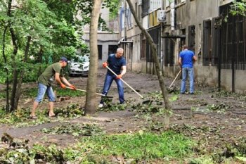 Одесситы вышли на субботник по ликвидации последствий стихии