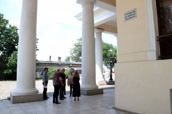 Воронцовский дворец сегодня: Прогнивший потолок, заколоченные окна, уничтоженный балкон