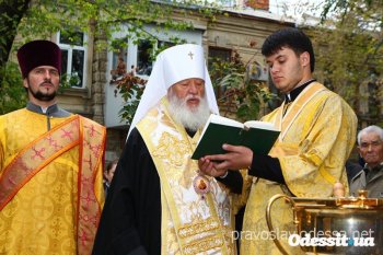 Митрополит Агафангел освятил поклонный крест и мемориальный камень в Алексеевском сквере