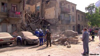 Из-под обломков рухнувшего дома до спасателей дозвонился пострадавший