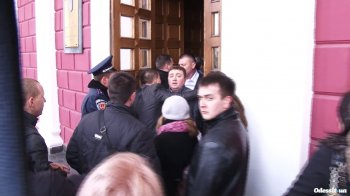 Общественные слушания по будкам: Пикет, драка у входа и полтора часа дебатов на повышенных тонах