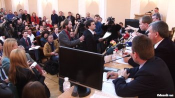 Общественные слушания по будкам: Пикет, драка у входа и полтора часа дебатов на повышенных тонах