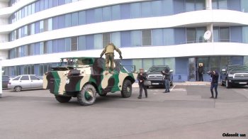 Элитный жилой комплекс "атаковал" БТР