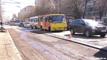 В Одессе продолжается ремонт дорог. Пока только латочный