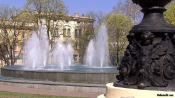Одесские фонтаны обрабатывают химикатами