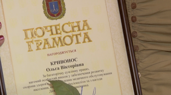 Медработников поздравили грамотами от Богатыревой и часами от Матвийчука