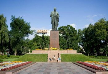 74 года назад на могиле Тараса Шевченко в Каневе установлен бронзовый памятник 