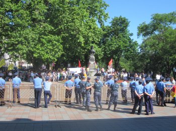 Перед мэрией митинг